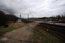 808734 Gezicht op de voormalige spoorwegovergang tussen het Oude Houtensepad en het Houtensepad te Utrecht, tijdens de ...